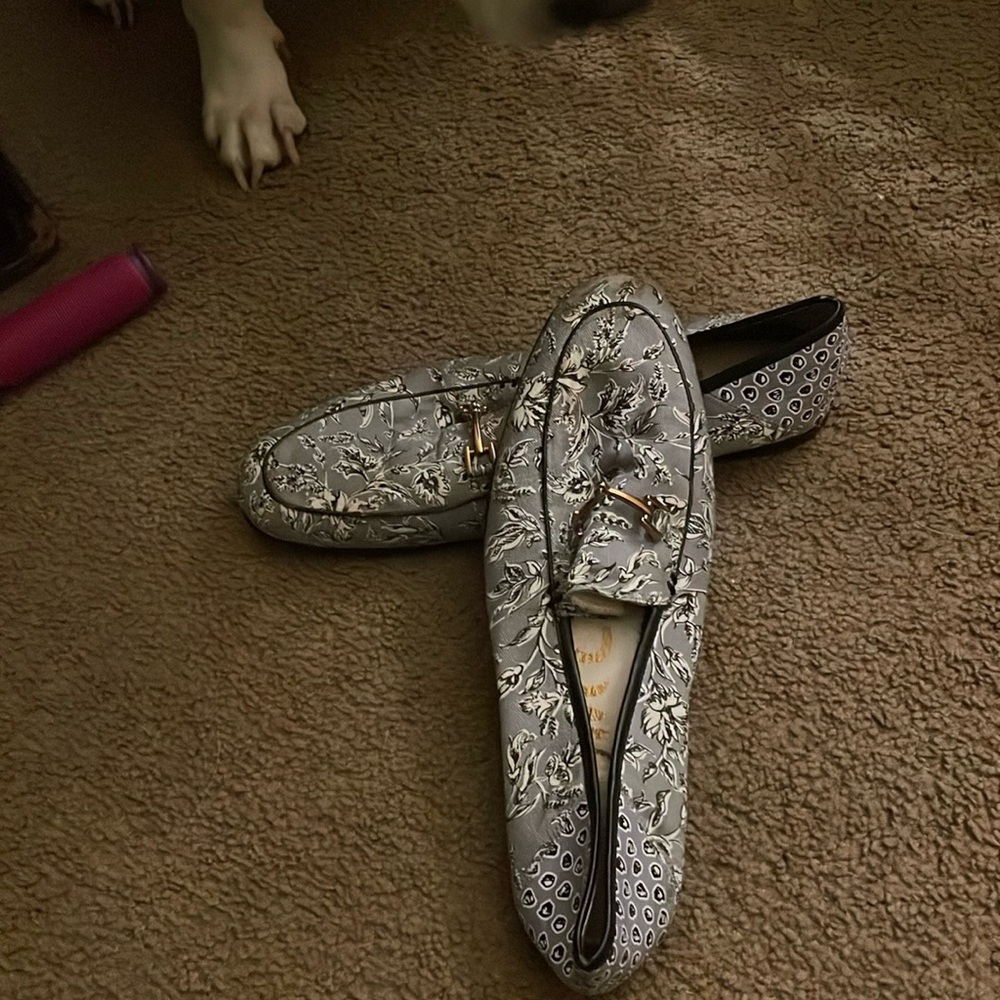 Comfy loafers with a gold trim